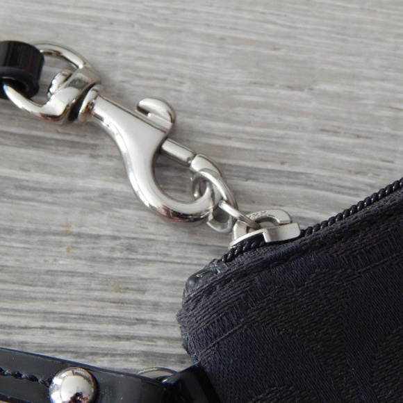 Coach / wristlet - Picture 3 of 4